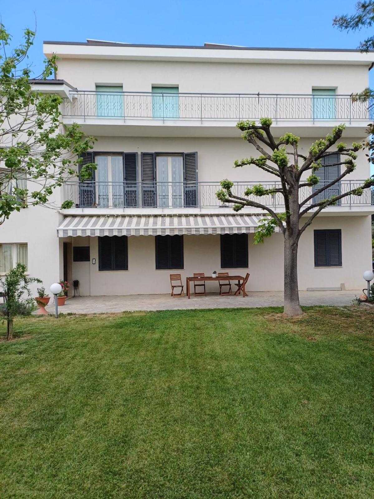 La Casa Degli Ippocastani Apartment Colonnella Exterior photo